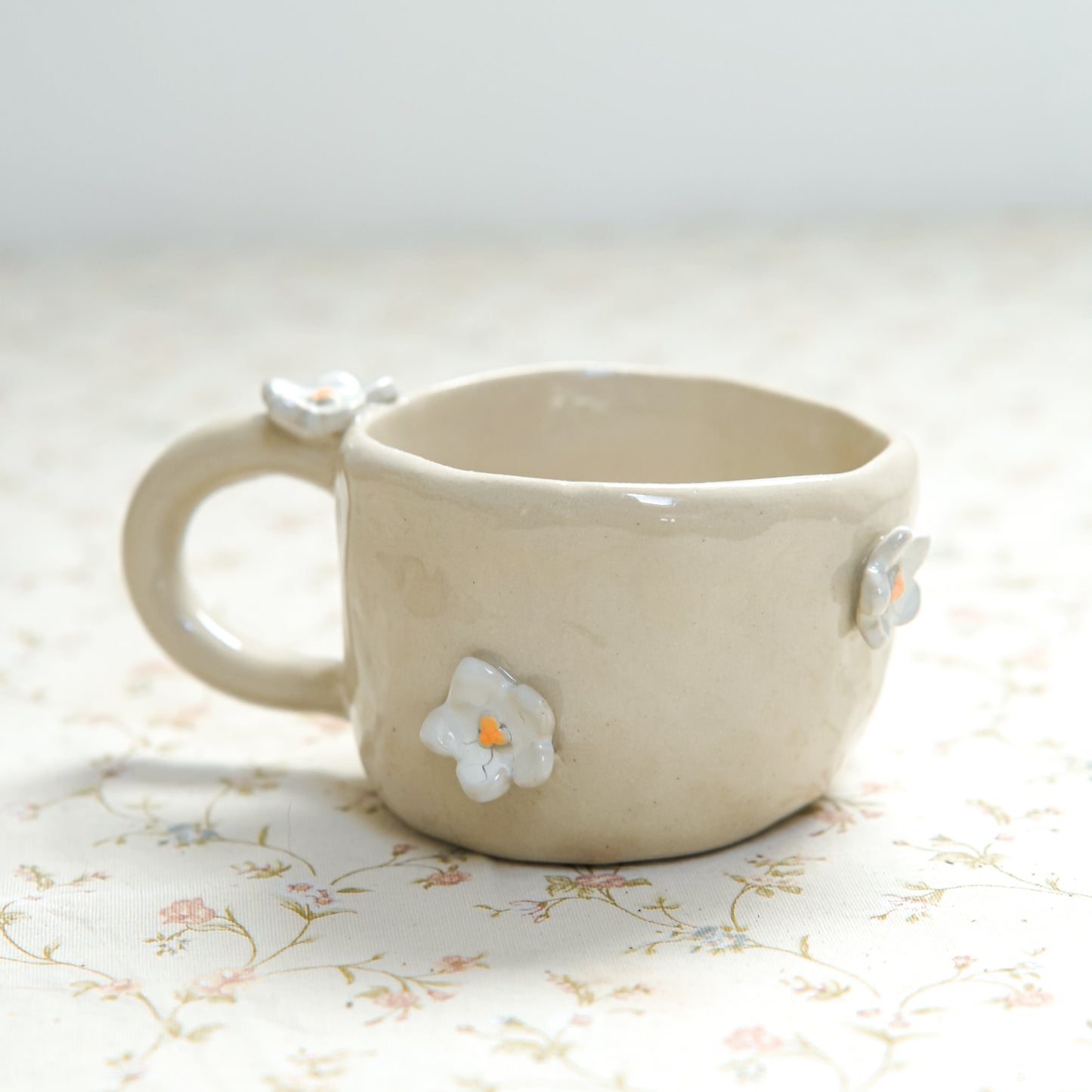 Tasse fleurs blanches