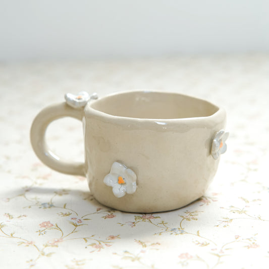 Tasse fleurs blanches