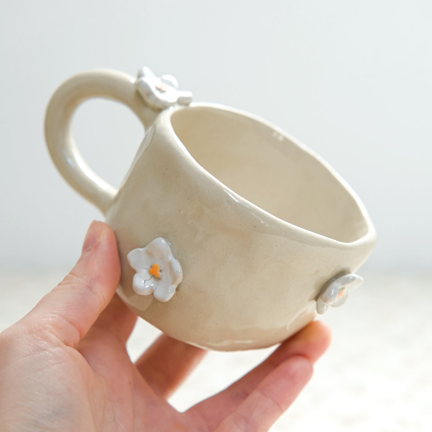 Tasse fleurs blanches